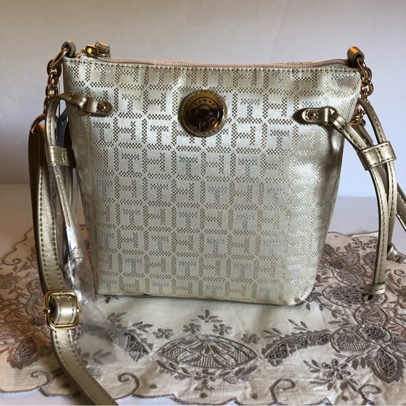 NWT Tommy Hilfiger Crossbody Cream with Goldtone Hardware Approx. 8x7x3 inches - Picture 1 of 7